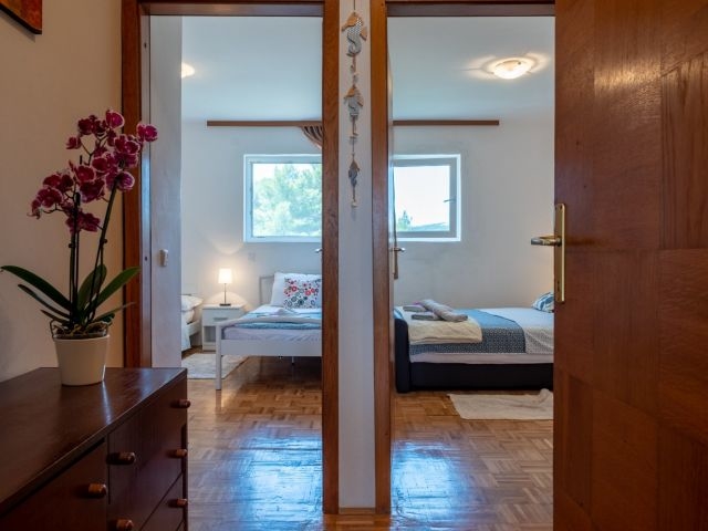 Ljust lägenhetshus bara 40 meter från havet