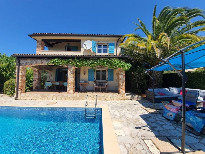 Medelhavsträdgård med palmer