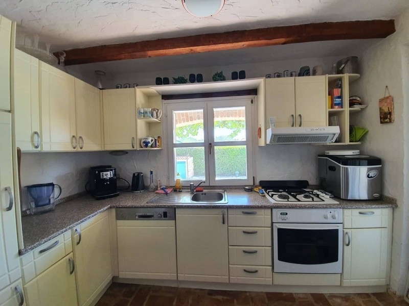 Fullt utrustat och ljust kök