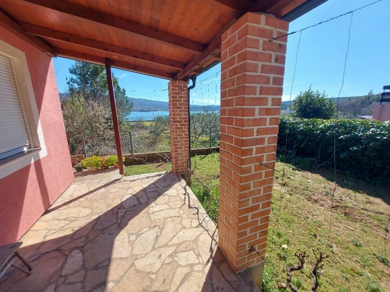 Havsutsikt terrass till hus H2488, som är till salu i Pridraga på Karinsko More.