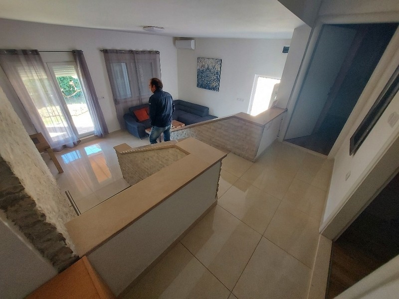 Det mysiga vardagsrummet på fastigheten H2488 i Pridraga, Kroatien.