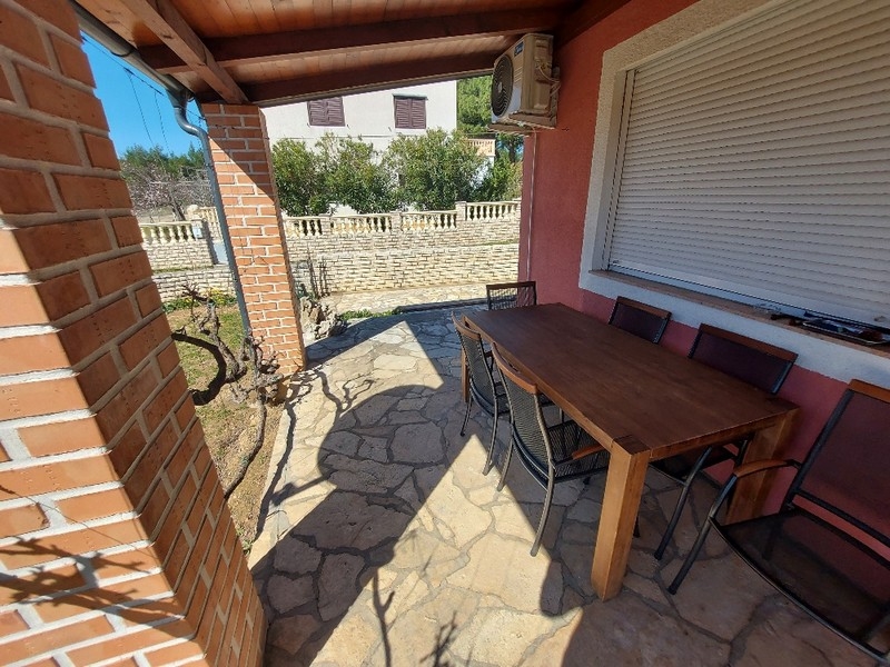 Matplats på den täckta terrassen i huset.