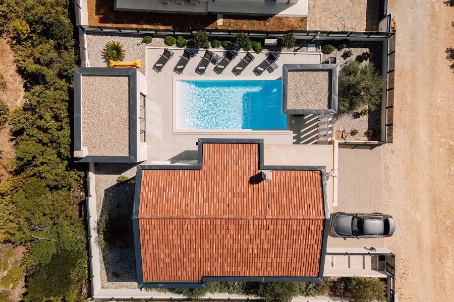 Flygbild över hus, pool och tomt