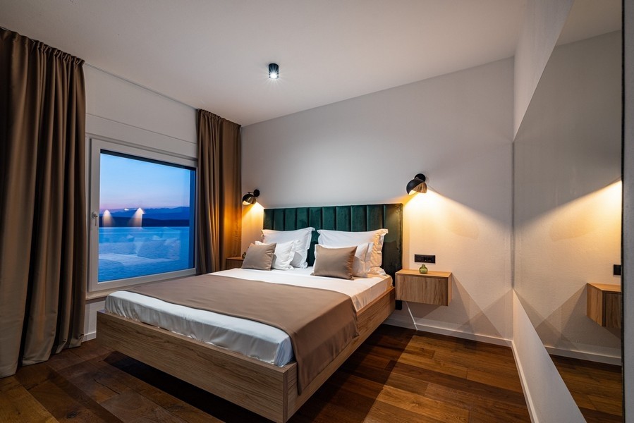 Sovrum med en bekväm dubbelsäng.