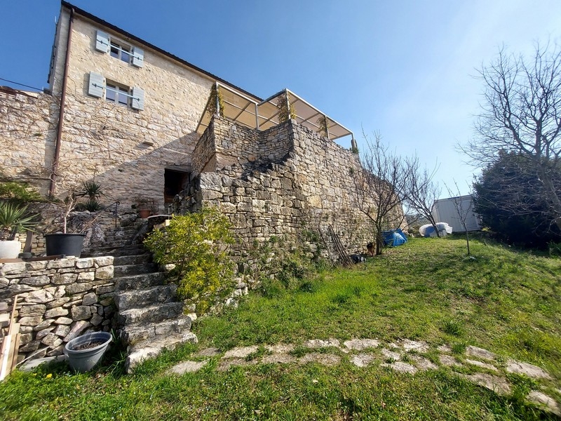 Vackert, rustikt stenhus till salu i Buje i hjärtat av Istrien.