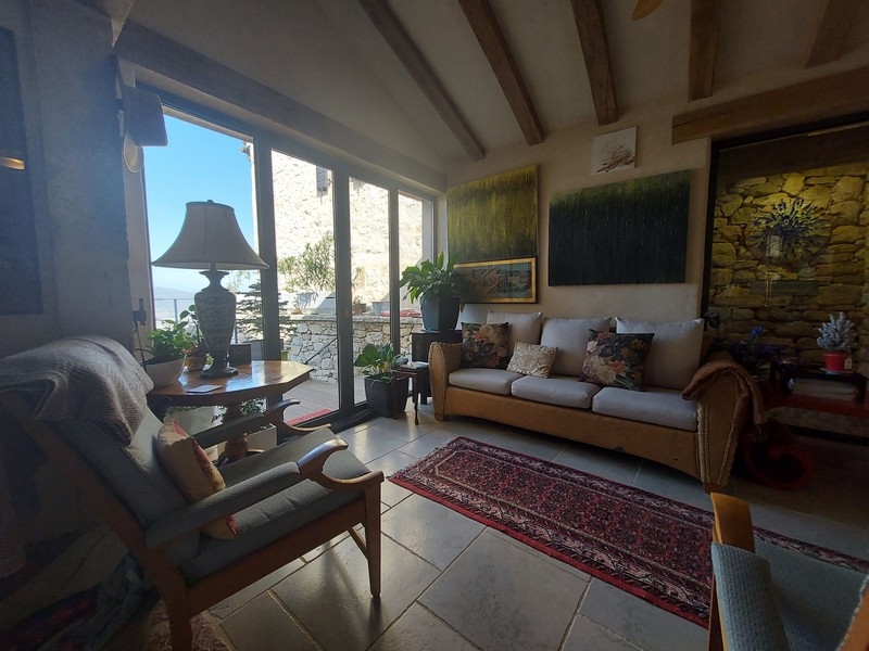 Vardagsrum med utgång till terrassen