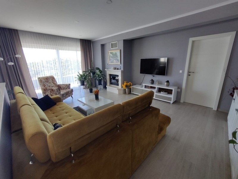 Stor soffa och utsikt över TV:n.