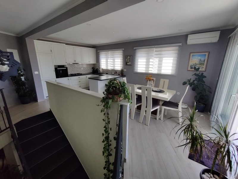 Luftkonditionerad matplats och utsikt över köket.