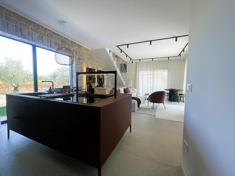 Interiör på bottenvåningen av villa H2508, utbjuden till försäljning i Istrien.