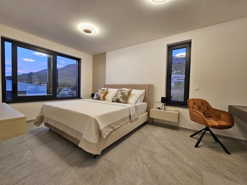 Möblerat rum med dubbelsäng.