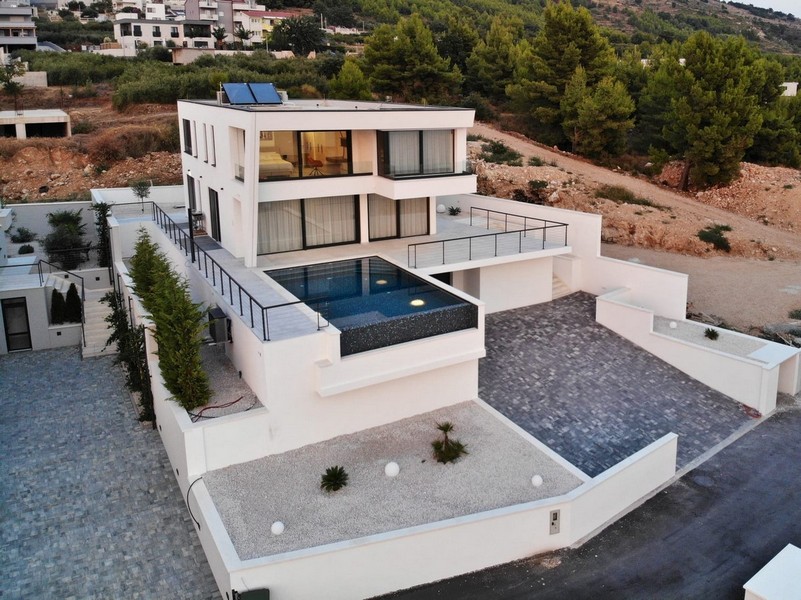 Modern villa i Kroatien - exteriör vy vid solnedgången