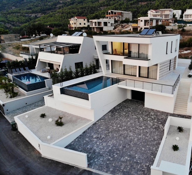 Matplats med utsikt över infinitypoolen och havet i Kroatien