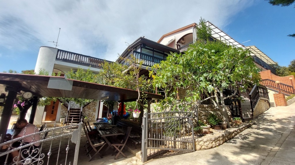 Elegant hus med hall och restaurang