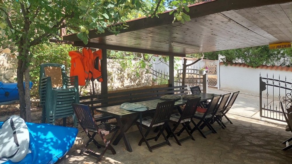 Hus med stor trädgård, pool och terrass