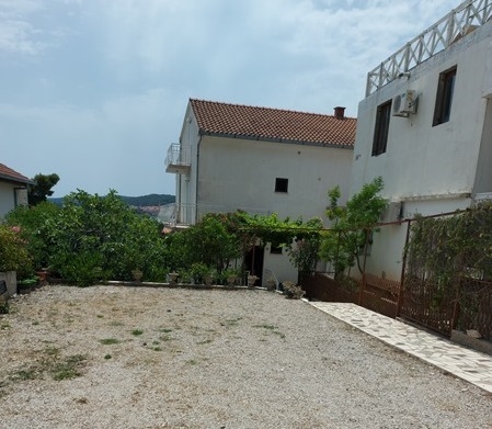 Hyreshus med 5 parkeringsplatser