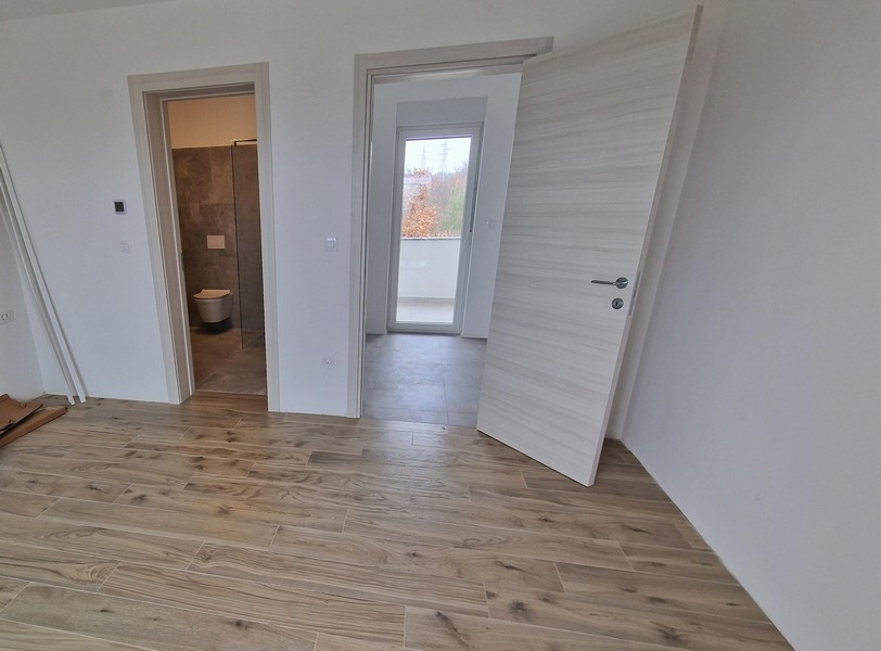 Rum och utsikt över toaletten på bottenvåningen