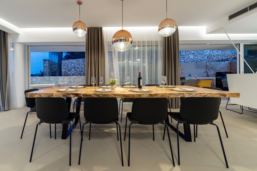 Luftkonditionerat sovrum med havsutsikt.