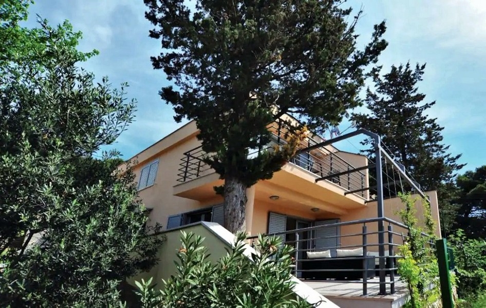 Hus i Tisno, Kroatien - Framifrån med terrasser.