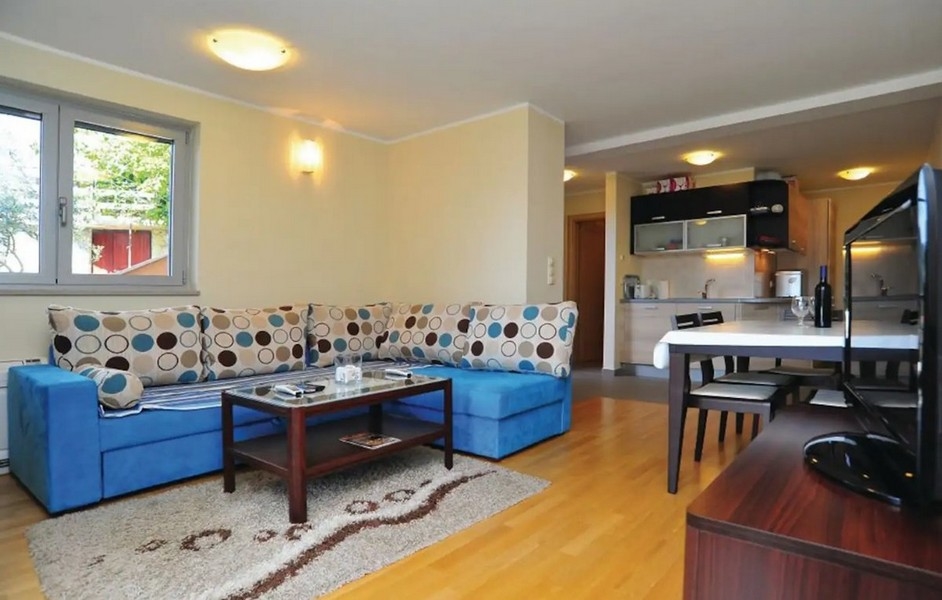 Vardagsrum med blå soffa.