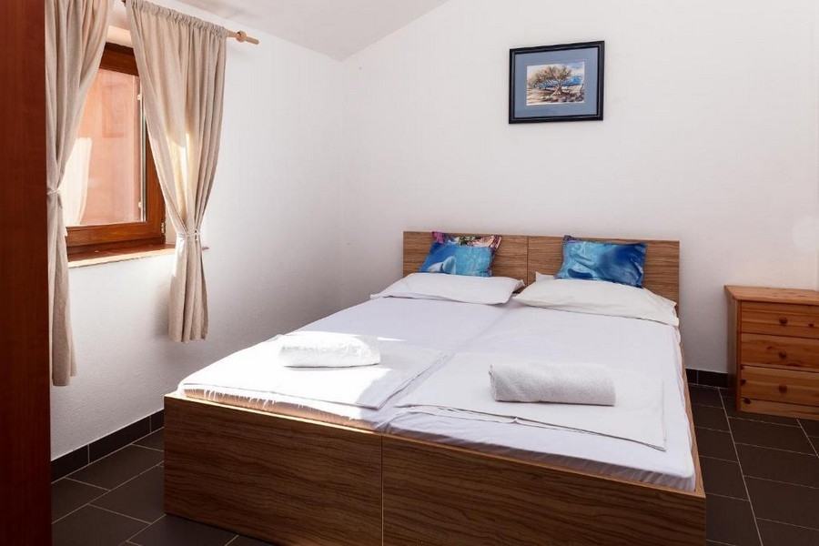 Sovrum med dubbelsäng.