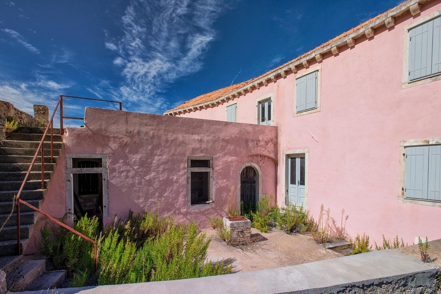 Hus som ska renoveras med terrass och balkong