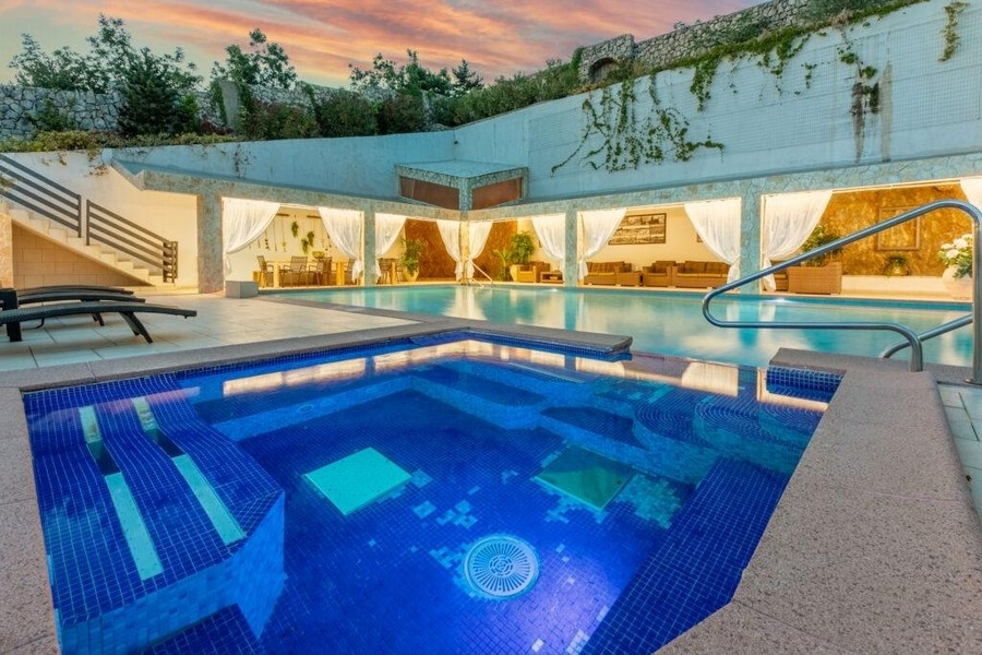 Uppvärmd pool på rymlig tomt