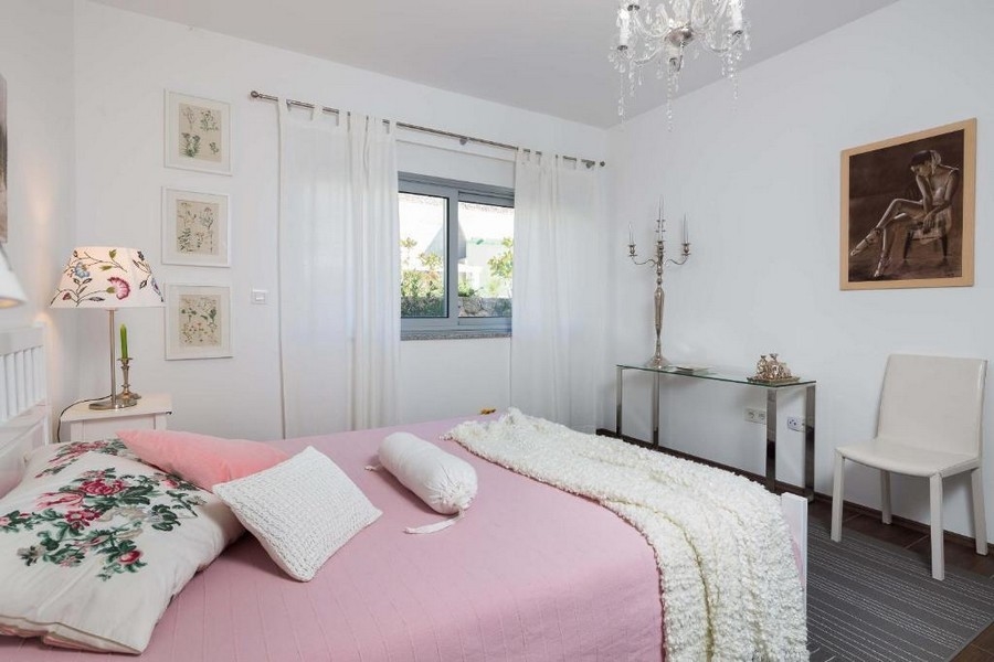 Ljust sovrum med fönster