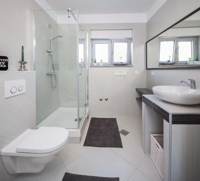 Badrum med dusch och fönster