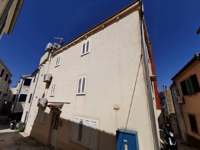 Radhus i Betina, Kroatien till salu - exteriör vy och fasad.