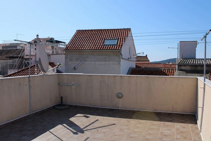 Rymlig takterrass med utsikt över staden, Betina, Kroatien.