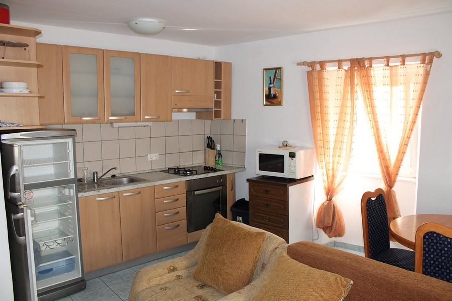 Vardagsrum och matplats med kök.