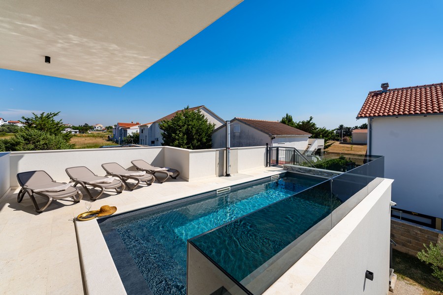 Köp en villa med pool