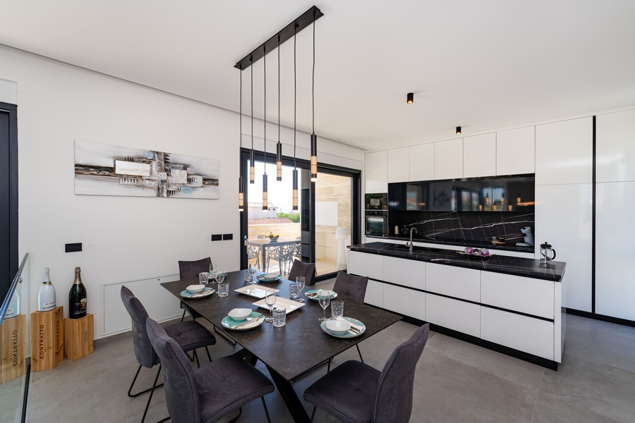 Rymlig terrass med pool och havsutsikt