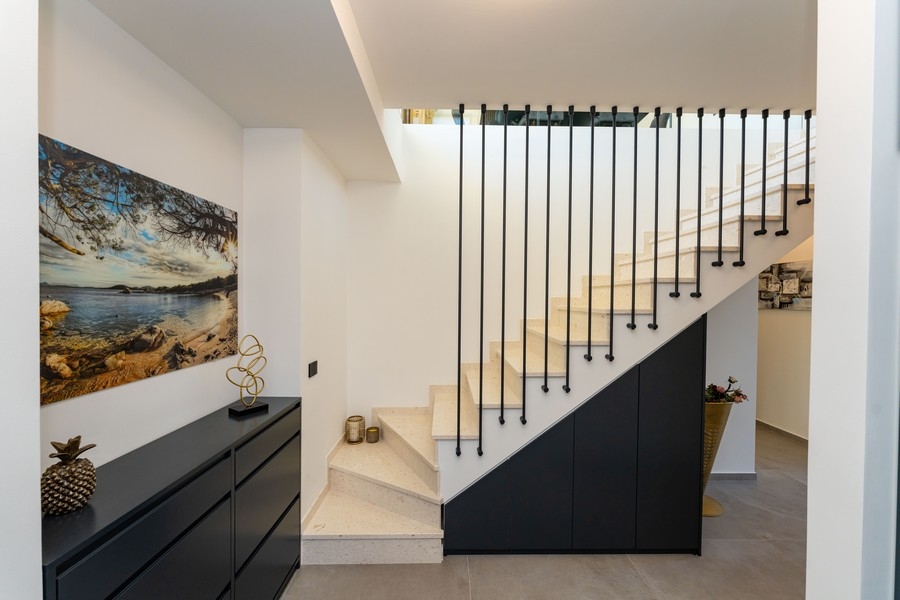 Hus med balkong och terrass