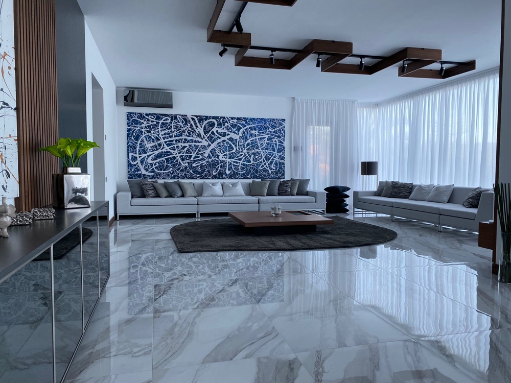 Ljusa rum med stora fönster