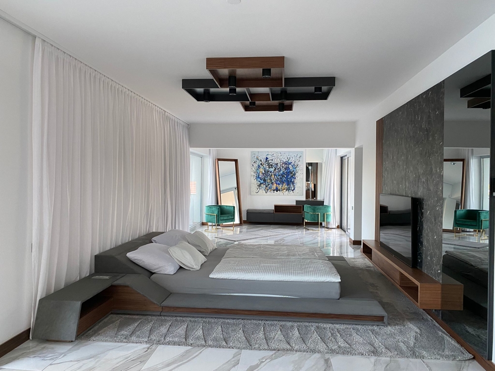 Rymliga sovrum med klädkammare och badrum