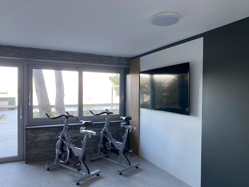 Fitnessrum med utrustning