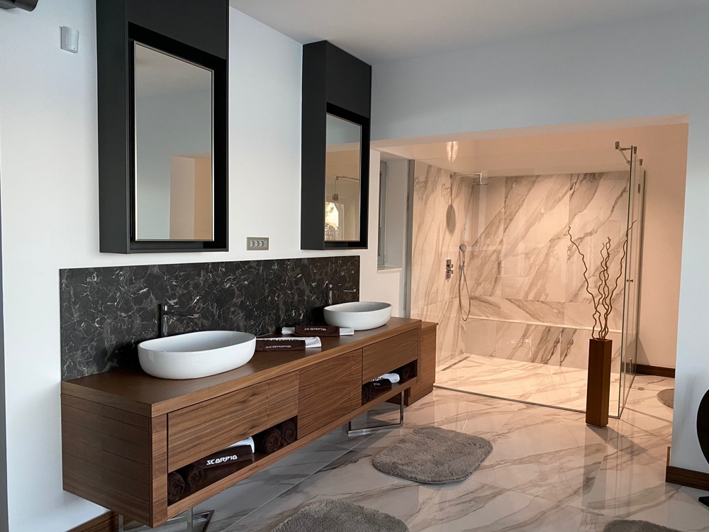 Stora badrum med dusch eller badkar