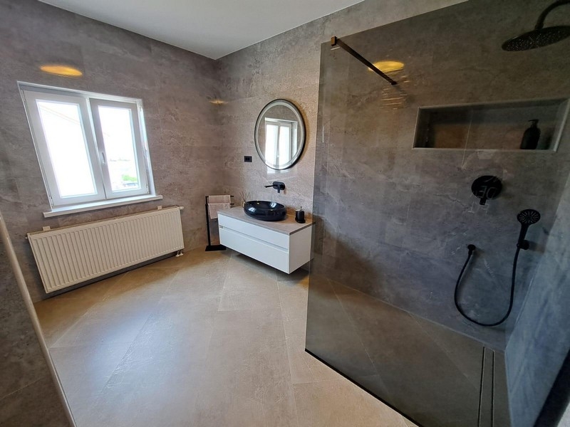 Badrum med stor dusch