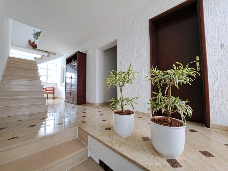 Ljus och öppen trappa