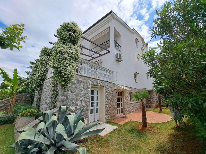 Hus med trädgård och fantastisk utsikt