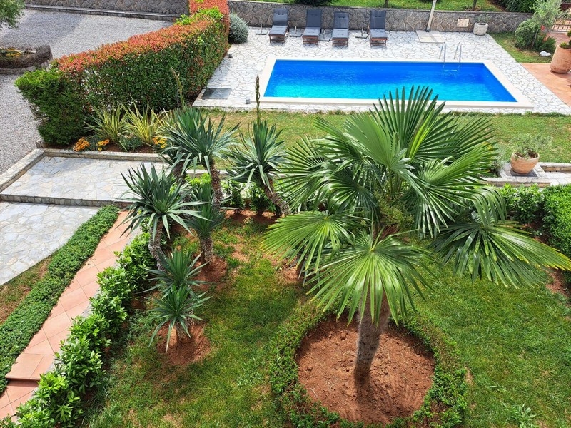 Hyreshus med 9 lägenheter och pool