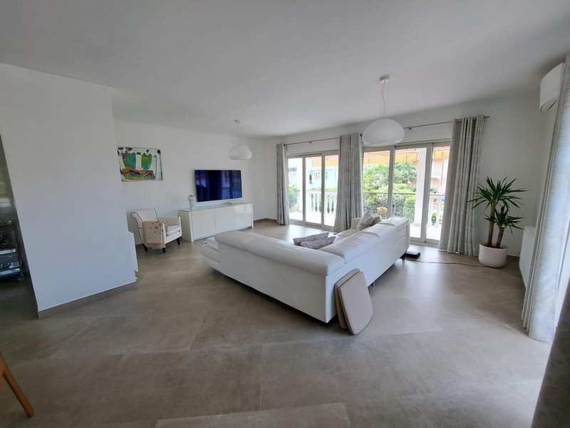 Ljusa lägenheter med stora fönster