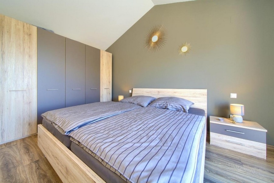 Dubbelsäng i sovrummet.