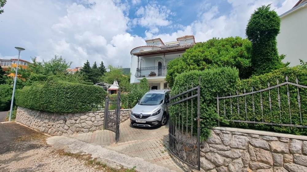 Hus med vackert anlagd trädgård och precis vid havet