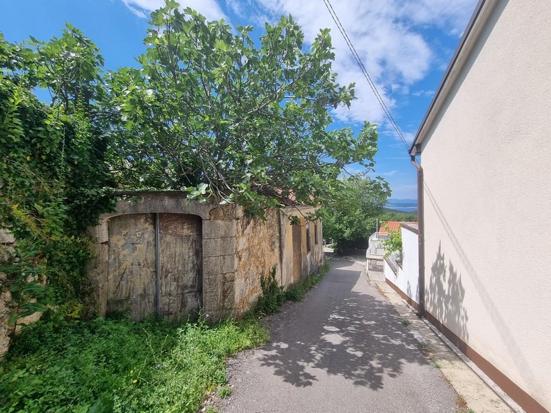 Stenhus med muromgärdad trädgård