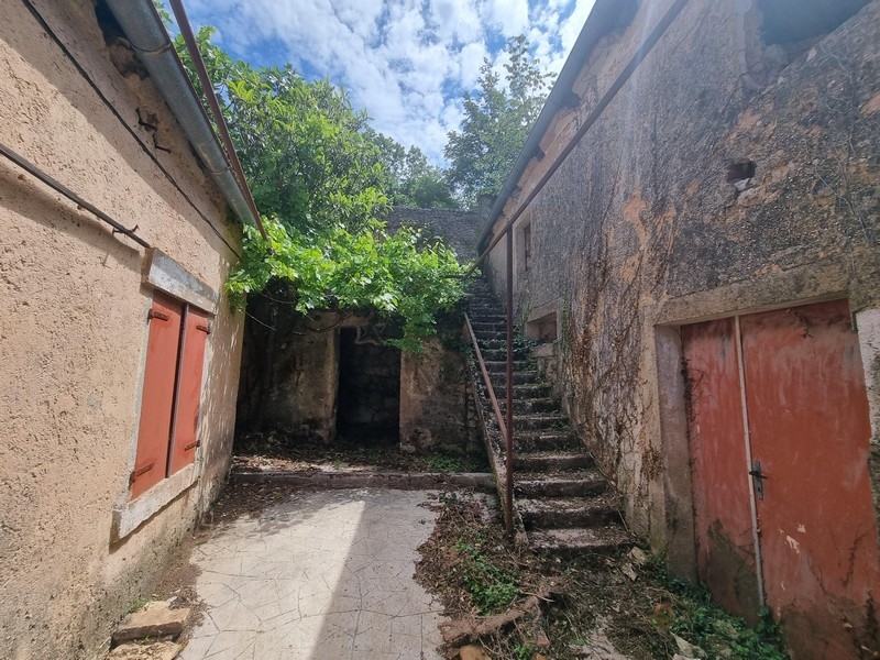 Stenhus med lada och krog