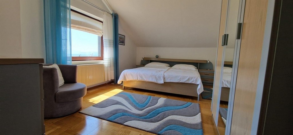 Sovrum med fönster och havsutsikt