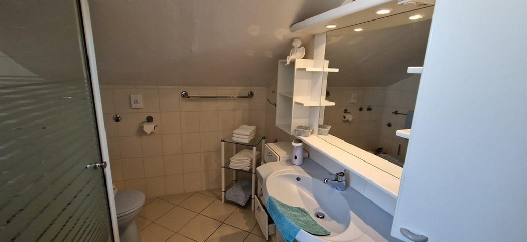 Stort badrum med dusch och badkar