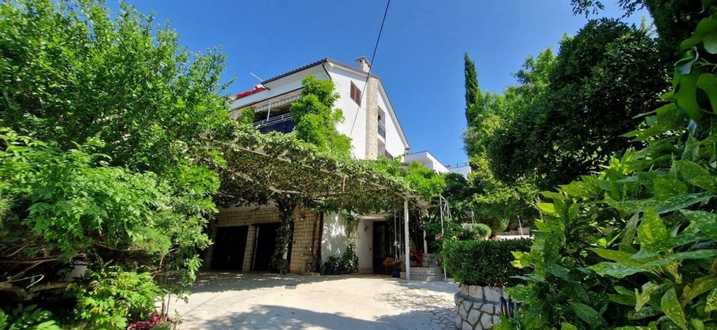 Stort hus med stor trädgård